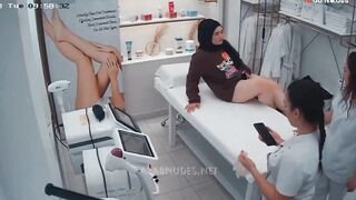 خد اختها و راحت لدكتورة تكشف علي كسها لم شافت كسها هاجوا علي بعض فشخوا بعض نيك ولحس سكس عربي موقع انا موزة