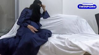 منقبه قحبه مع عشيقها في الغرف  موقع انا موزة  فشخها نيك في كسها وطيزها وهي قعده علي الكنبه هايجه فشخ