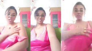 قبحه سوادنيه كسها كبير اوووي  سكس مصري لابسه قميص وردي جامد ماسكه الزبر الصناعي فشخ كسها نيك