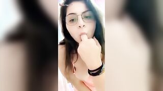 فريده  سكس مصري عماله اغراء جامد فشخ مطلع بزازها و عماله تمص فيهم و بدخل الزازه في طيزها الواسعه
