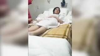 مريضه في المستشفي دخل عليها الدكتور فشخ كسها نيك كسها حكايه ضيق فشخ نكها علي سرير المستشفي سكس مصري