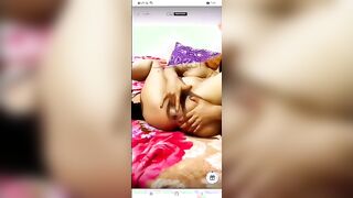 الشرموطه  هايجه نيك فشخ رجلها و مدخل ا سكس مصري يد في كسها وايد في طيزها هري نفسها بعبصه