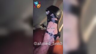 فطوم مع زبون اماراتي  سكس مصري في غرفة الفندق قعده علي ركبها بتبلع زبر الكبير كلها في بوقها