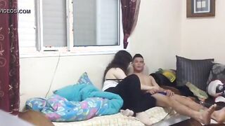 المموس هاجر مع زملها في الشقه قعده عماله تلعب في زبر وتبوس فيها كبير سكس   حطت زبر ما بينا  بزازها الكبيره هايجه فشخ