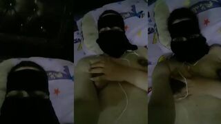 قحبه مصريه منقبه بتكلم عشيقها فيديو كووول وهري كسها لعب ودعك بتضرب سبعه ونص  سكس تويتر شرموطه مصريه هايجه