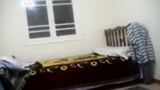 جاري المعرص دخل يغيرلي  porno الانبونه فضل يحط ايدوا علي كسي وانا مقدرش ختوا علي اوضة النوم يريح كسي