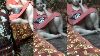 امي الشرموطه قعده قدامي من  porno غير كلوت وكسها كله باين خلتني هاجت عليها و ضربت عشره علي كسها الكبير
