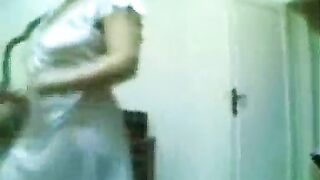 اللبوه جوزها كالمها وانا مسكها  xnxx وبفشخ في كسها كنت عايزه تقوم بس كتفتها وقدت انيك فيها لحد ماجبتهم