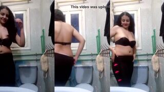 سوزي اللبوه  دخلت الحمام بتكلم صاحبها فيديو  xnxx وبتفرجوا علي جسمها من غير هدوم و بتقولوا عجبتك ياروحي