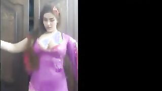 مموس مصريه جسمها حكايه لابسه بدلة رقص xxnx  جامد ونزله رقص شرقي علي وحده ونص اللبوه جامده فشخ وجسمها جامد