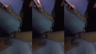 المموس زعلانه منوا وهو بيحاول يرضيها ويهيج كسها عشان ينكها بيمشي ايدوا براحه علي شفايف كسها وهي قعده xxnx