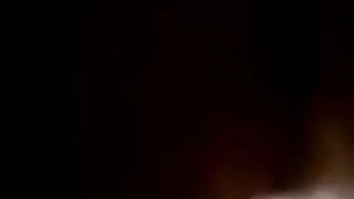 الهايجه نايمه علي ضهرها  xxnx وفشخ رجلها لفوق عشان زبر يوصل ل سقف كسها عمال تنزل لبن من كتر هايجنها