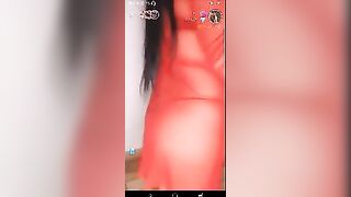 دلوعة تانجو نازل عليها دعم نااار وهي xxnx  بتهز طيزها وبزازها ومثبت الزبر الصناعي في الحيطه فشخ كسها