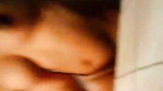 المموس ام كس مشعر بتصور نفسها وهي  xxx عريانه ملط  و نزله دعك في كسها وبزازها الهايجه كسها شرقان نيك