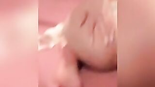 الهايجه بتصور نفسها  xxx هي حيحانه و كسها هايج نايمه علي السرير وشغاله بعبصها في كسها وطيزها موقع انا مزه