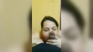 اللبوه قعده ما بين رجلي نزله لحس xxx  ومص في زبري وانا عماله اضربها علي وشها دخلت زبري كلوا في بوقها