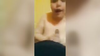 اللبوه قعده ما بين رجلي نزله لحس xxx  ومص في زبري وانا عماله اضربها علي وشها دخلت زبري كلوا في بوقها