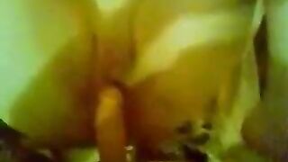 المموس استغلت سفر جوزها وجابت عشيقها الشقه يدلع كسها و يكيفها  xxx بنت المتناكه كسها بلع زبر الراجل ممحون فشخ