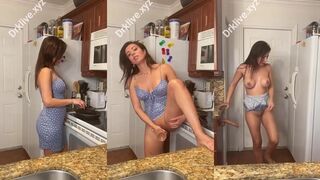 نجمة موقع انا  افلام سكس مزه انجلينا انجل المموس هاجت وهي واقفه في المطبخ ثبتت الزبر الصناعي في الحيطه وفشخت كسها نيك
