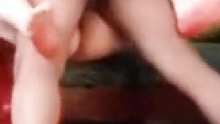 المموس اتغفلت واتصورت وهي بتتناك وكسها الممحون مفشوخ من  سكس امهات عشيقها نايمه علي حرف السرير وهوفاشخ كسها