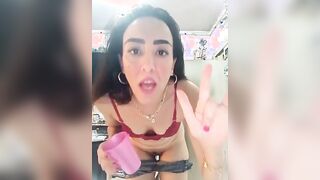 اللبوه طالعه لايف نااار وهو في المطبخ بتعمل قهوة وخلعت الشورت  سكس امهات كسها باين وعماله تقول يلا يا رجاله يا متناكين