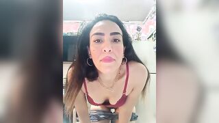 اللبوه طالعه لايف نااار وهو في المطبخ بتعمل قهوة وخلعت الشورت  سكس امهات كسها باين وعماله تقول يلا يا رجاله يا متناكين