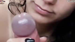 شرموطه حيحانه فشخ رجلها سكس امهات  وعشيقها نازل نيك في كسها العطشان و بيدخل صباعوا في خرم طيزها لبوه مصريه