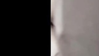 شرموطه حيحانه فشخ رجلها سكس امهات  وعشيقها نازل نيك في كسها العطشان و بيدخل صباعوا في خرم طيزها لبوه مصريه