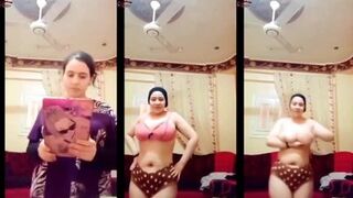 اللبوه بعت فيديو ل حبيبها بتفرجوا علي جسهم الفاجر سكس مترجم  علي بزاز جامد فشخ و طيزها كبيره لبوه مصريه