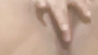 متناكه حيحانه كسها مشعر المموس شغاله دعك  سكس مترجم و فرك في كسها الممحونوعماله تنزل في لبن غرقت السرير