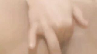 متناكه حيحانه كسها مشعر المموس شغاله دعك  سكس مترجم و فرك في كسها الممحونوعماله تنزل في لبن غرقت السرير