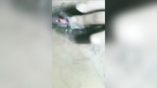 متناكه حيحانه كسها مشعر المموس شغاله دعك  سكس مترجم و فرك في كسها الممحونوعماله تنزل في لبن غرقت السرير