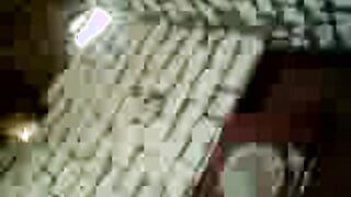 المموس بتتناك من الزبون في  سكس مترجم بيت مهجور نايمه علي ظهرها وفشخ رجلها عشان تكيف كسها بزبر الكبير