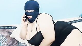 اللبوه جوزها دخل عليها لاقها بتتفرج علي سكس  سكس تويتر و بتلعب في كسها بيقولها كويس اني ملقتش معاك واحد بينيك