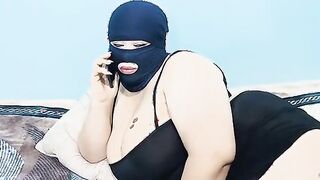 اللبوه جوزها دخل عليها لاقها بتتفرج علي سكس  سكس تويتر و بتلعب في كسها بيقولها كويس اني ملقتش معاك واحد بينيك