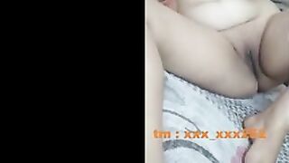 الديوث مراته نايمه بتلعب في   سكس مصري جديد كسها و هو بيصورها و يبعت ل صاحبوا بيقولوا تعال نيك اللبوه معايا
