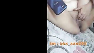 الديوث مراته نايمه بتلعب في   سكس مصري جديد كسها و هو بيصورها و يبعت ل صاحبوا بيقولوا تعال نيك اللبوه معايا