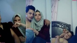 لبوه صغيره اندر ايدج مع صاحبها في الشقه عمال يبوس فيها ويلعب سكس تويتر  في بزازها الهايجه خايفه تخلع عشان هو بيصور