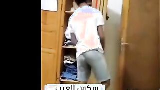 اللبوه دخلت ل ابن عمتها سكس مصري جامد  مسكها قعد يبوس فيها و يقفش في بزازها و طيزها  زقها علي السرير و ركب عليها