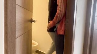 اتنين شراميط هايجين اوي فشخوا بعض لحس ومص في الحمام الهايجه مسكت  سكس مصري جامد طيز صحبتها الهايجه فشختها بعبصه