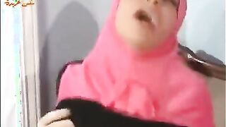 هايجه سوريا خبره سكس مصري جديد   في النيك والمص اللبوه بلعت زبر اخو جوزها كلوا في بوقها مسكها نكها بعنف في طيزها