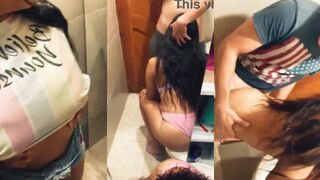 اللبوه دخلت مع مديرها الحمام عشان ينكها و يفشخ شرمها سكس  كسها الهايج المموس فلقست طيزها وخلتوا نكها بعنف