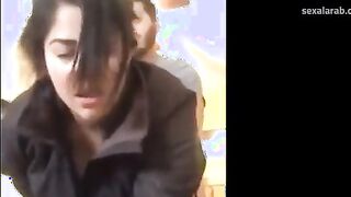 الشرموطه جت الصبح نيج عراقي  صحتني وعايزه تتناك خلعت البنطلون في الصاله ونزلت مص في زبري قومت عليها فشخت كسها نيك
