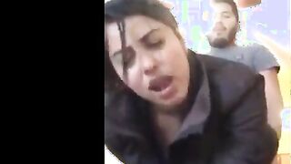 الشرموطه جت الصبح نيج عراقي  صحتني وعايزه تتناك خلعت البنطلون في الصاله ونزلت مص في زبري قومت عليها فشخت كسها نيك