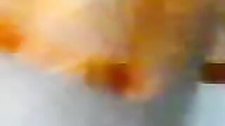 المموس لابسه قميص نوم اورانج فاجر  نيج واقفه قدامي حبيبيها بتلعب في بزازها وكسها عشان يهيج ويقوم يفشخها