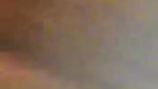 المموس لابسه قميص نوم اورانج فاجر  نيج واقفه قدامي حبيبيها بتلعب في بزازها وكسها عشان يهيج ويقوم يفشخها