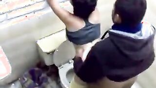سمعت صووت  سكس مصري غريب لاقيت صاحبي معا البنت اللي شغاله في المطعم فاشخ كسها نيك في الحمام وهايجه بتقولوا براحه