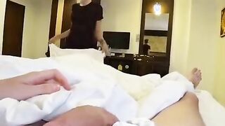 قفشت عاملة النظافه اليابانيه في الفندق  فيلم سكس اللبوه شافت زبري اتجننت و جت قعدت جنبي طلبت مني تمصوا و تلحسوا