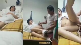 الهايجه محجوزها فيلم سكس في المستشفي والممرض دخل عليها بليل لاقها هايجه وبتلعب في كسها نكها و خلاها ترتاح