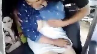 ورده المموس معمول عليها حفلة نيك جماعي في التوكتوك الهايجه بتقولهم انا بتناك  موقع سكس ورا بس انا لسه بنت بنوت